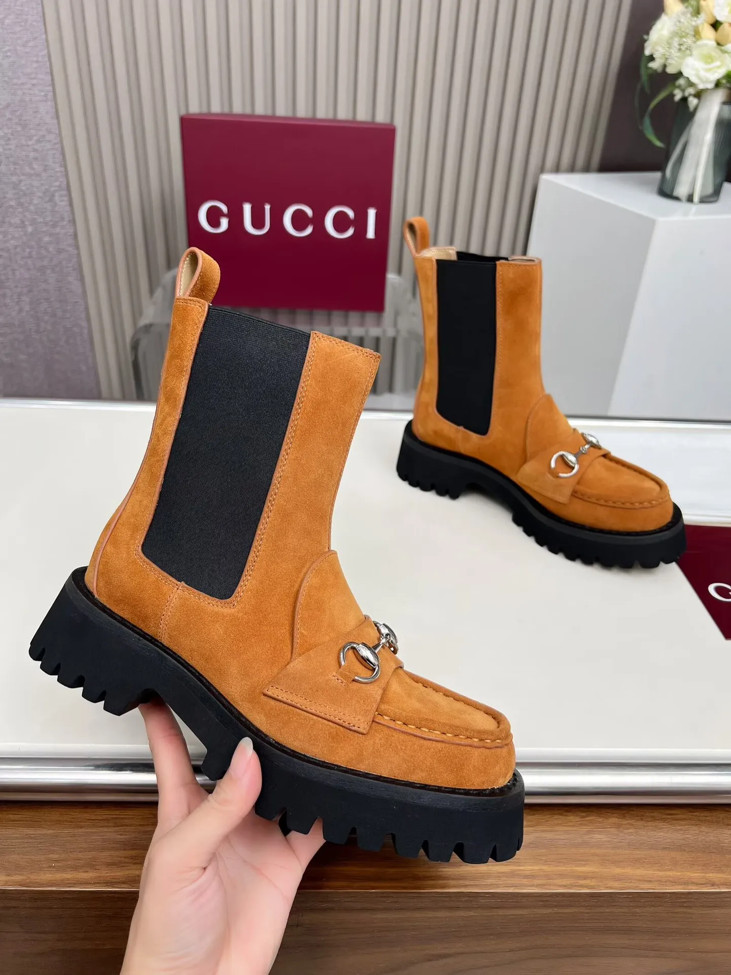 👟👟Ex-factory price 640👟👟 New version of Gucci GUCCI hot sale✅Ankle boots 🎉Very easy to match👍Elastic design on both sides [strong] Easy to put on and take off, especially retro British style, Gucci buckle decoration on the front💎LOGO✅ Fabric: imported cowhide 🐂High mercerized velvet, lining/foot: cow lining Color: black caramel color Brown 3 colors optional Number of yards: 35-42 {2 heads need to be customized} Heel height: 5cm Packing: Comes with card and cloth bag.